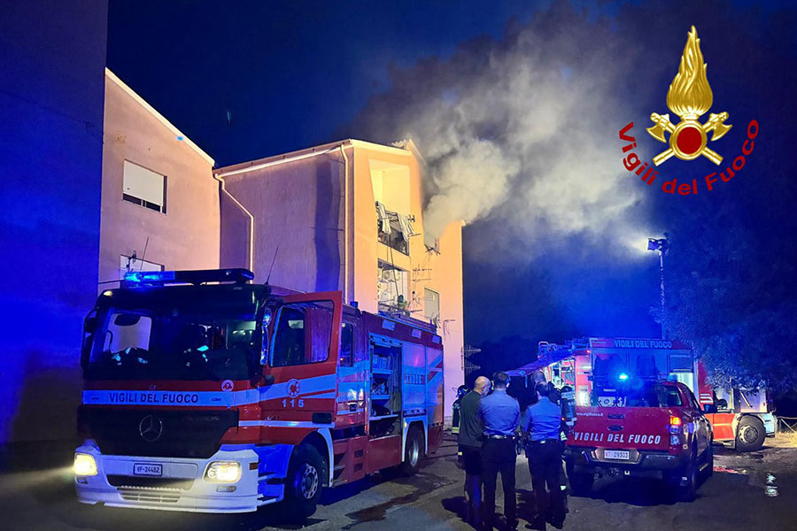 Paura nella notte per un appartamento in fiamme: tre persone in ospedale