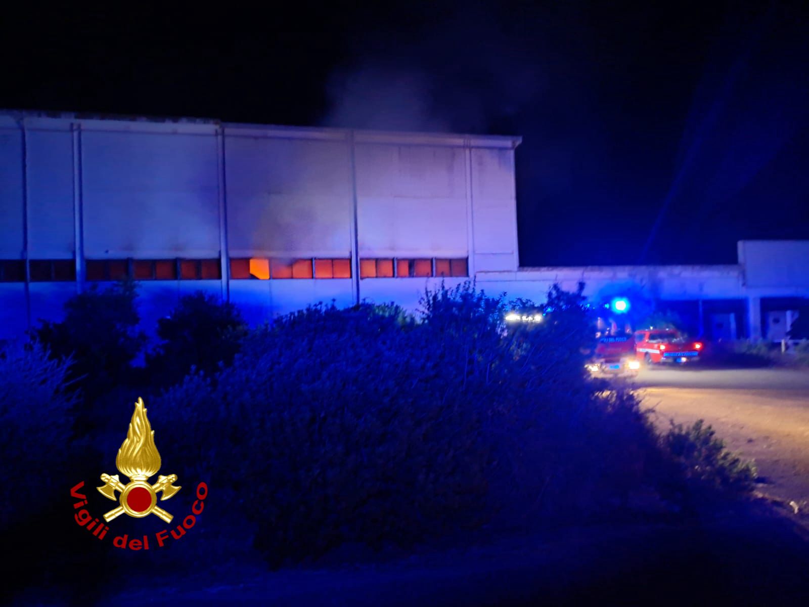 Incendio devastante in un capannone della Legler tra Bolotana e Ottana: Vigili del Fuoco ancora al lavoro