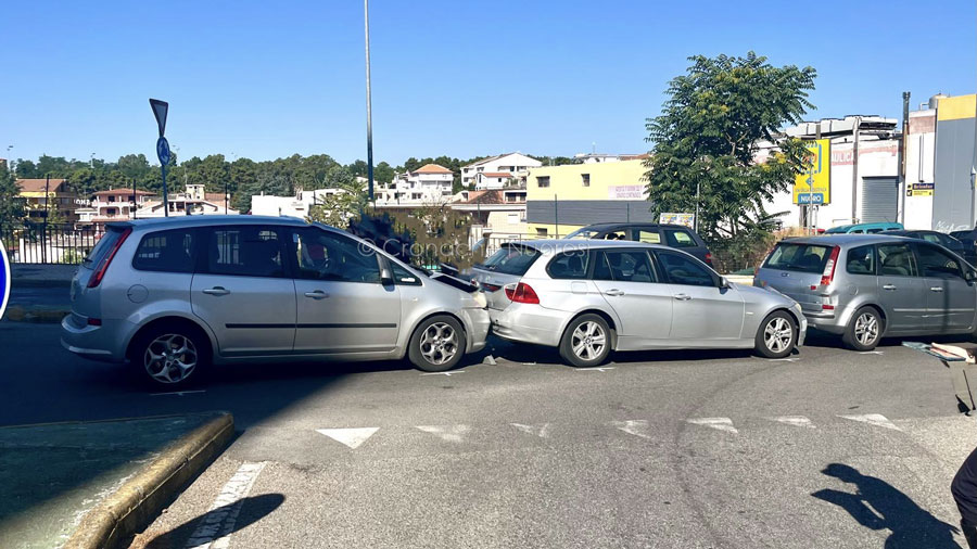 Nuoro. Tamponamento a catena in viale della Resistenza: coinvolti tre veicoli