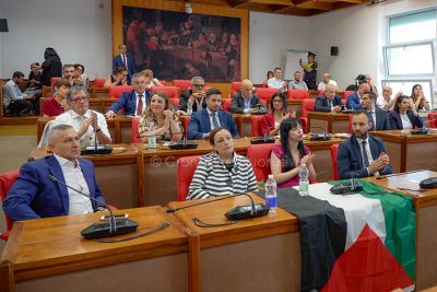 La bandiera palestinese in consiglio comunale (foto S.Novellu)