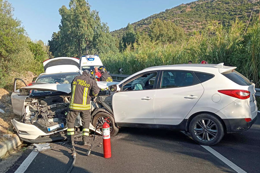 Scontro frontale tra una Hyundai e una Nissan: feriti i due conducenti