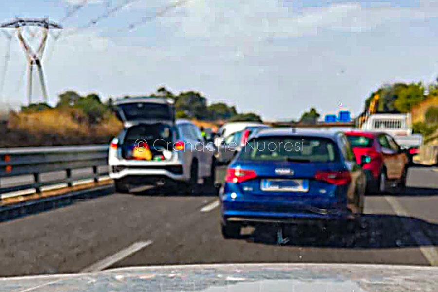Perde il controllo dell’auto e si schianta sul guard rail: paura per il conducente