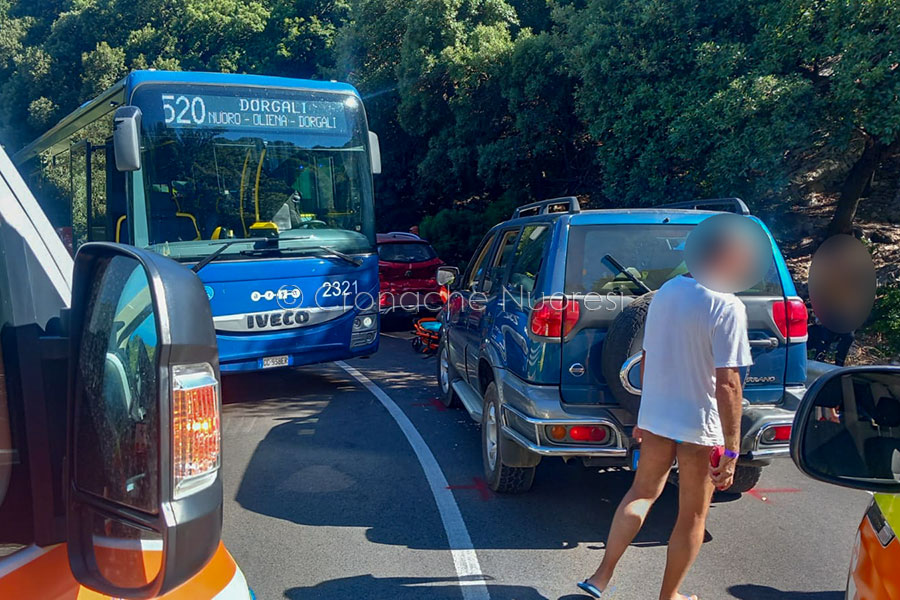 Tamponamento nei tornanti di Cala Gonone: ferita una 50enne e una bimba di 8 anni