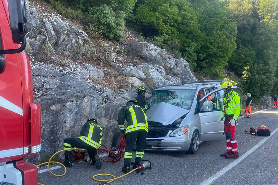 Monovolume esce di strada e si schianta sulle rocce. grave una donna