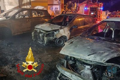 Le tre auto bruciate a Siniscola