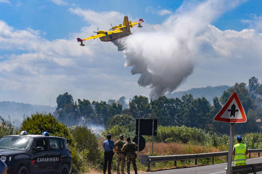 Incendio a Orosei.  Iniziate le operazioni di bonifica: altri roghi in corso