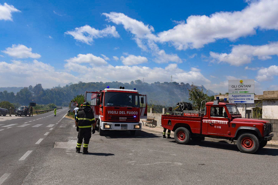 Incendio a Orosei: vietato l’accesso alle spiagge, chiusa e riaperta la SS 125