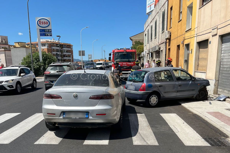 Nuoro. Scontro tra due auto in via Trieste: un ferito in codice rosso