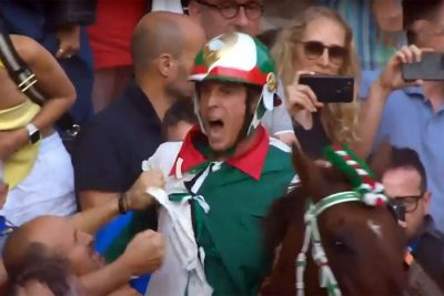 Tittia dopo la vittoria al Palio di Siena