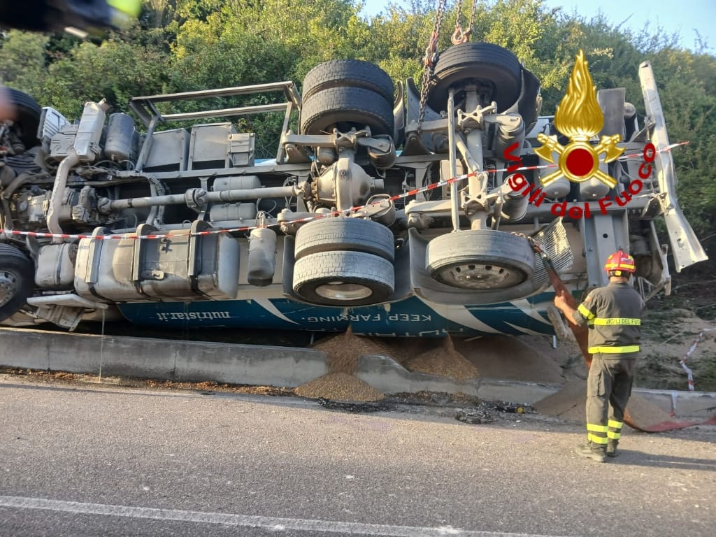 Mezzo pesante si ribalta in cunetta: ferito il conducente, traffico in tilt