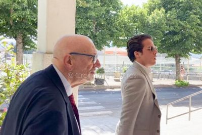 Ciro Grillo all'ingresso del Tribunale (foto Ansa)