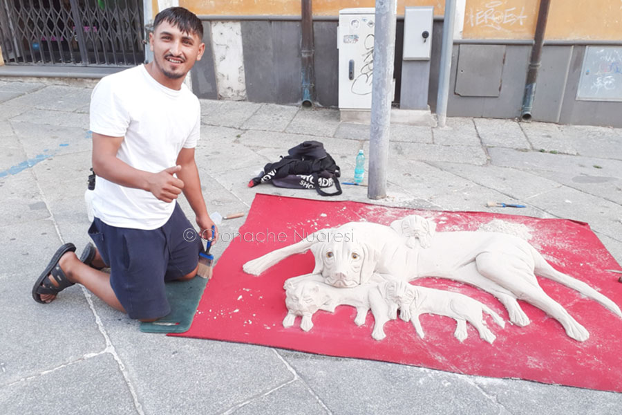 Andrei, il Mago della Sabbia che incanta Nuoro