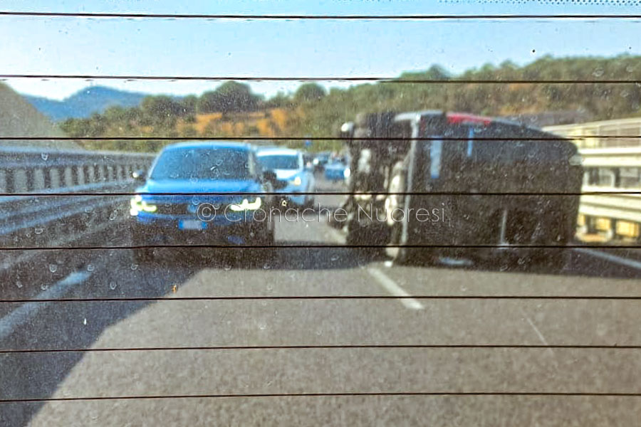 Due feriti in un grave incidente sulla SS 131 DCN: strada bloccata per tre ore