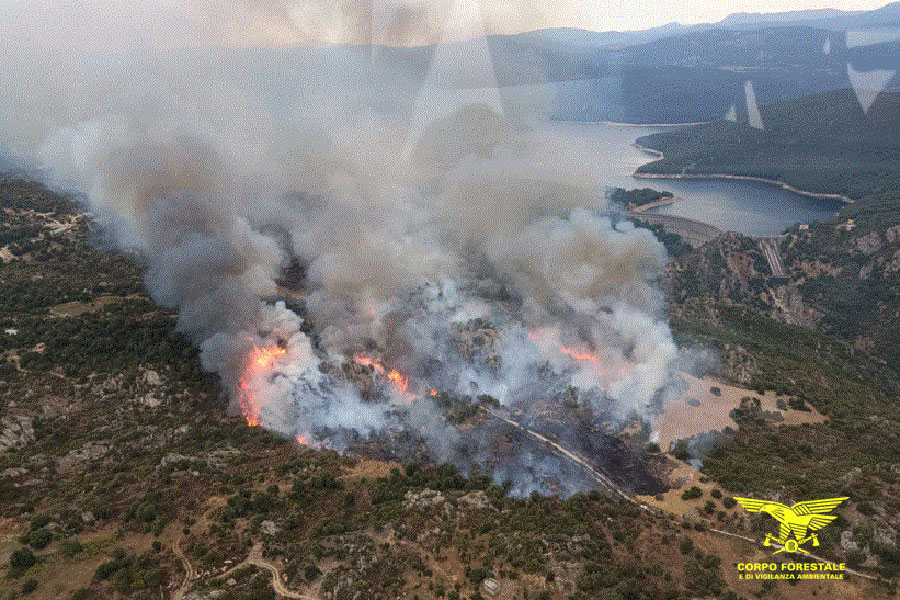Oggi in Sardegna 16 roghi: a Gavoi un inferno di fuoco devasta 15 ettari nonostante i temporali