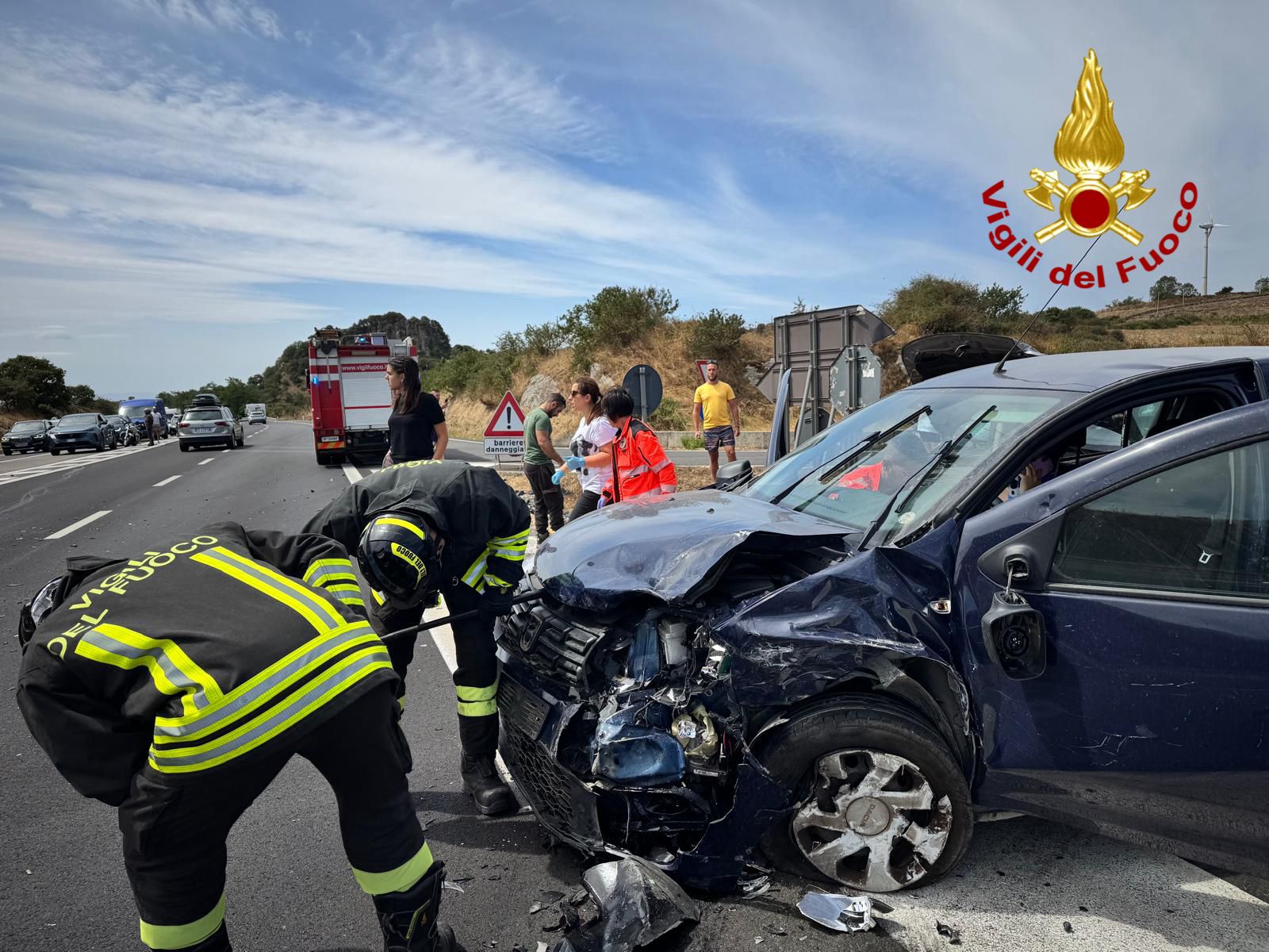 Violento scontro tra tre auto: cinque feriti, interviene l’elisoccorso