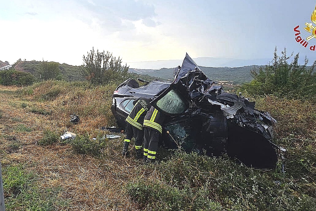 Alfa Stelvio fuori controllo si ribalta: conducente al San Francesco in codice rosso