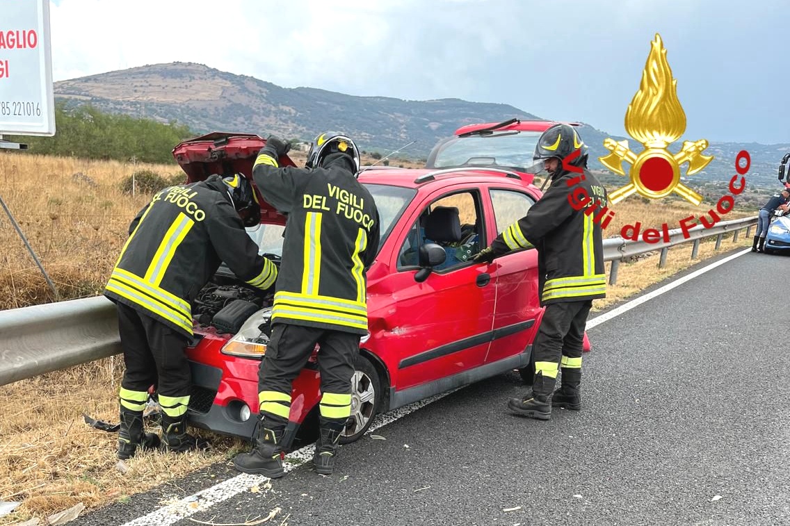 Matiz perde aderenza e si schianta sul guard rail: due feriti