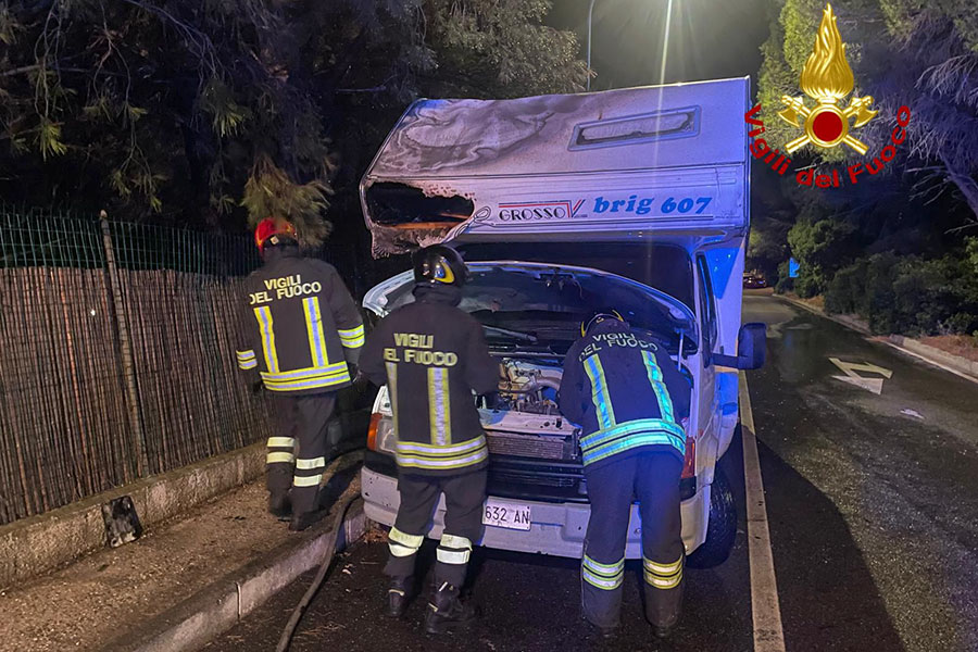 Momenti di panico a Cala Gonone: un camper va a fuoco nei parcheggi di un camping