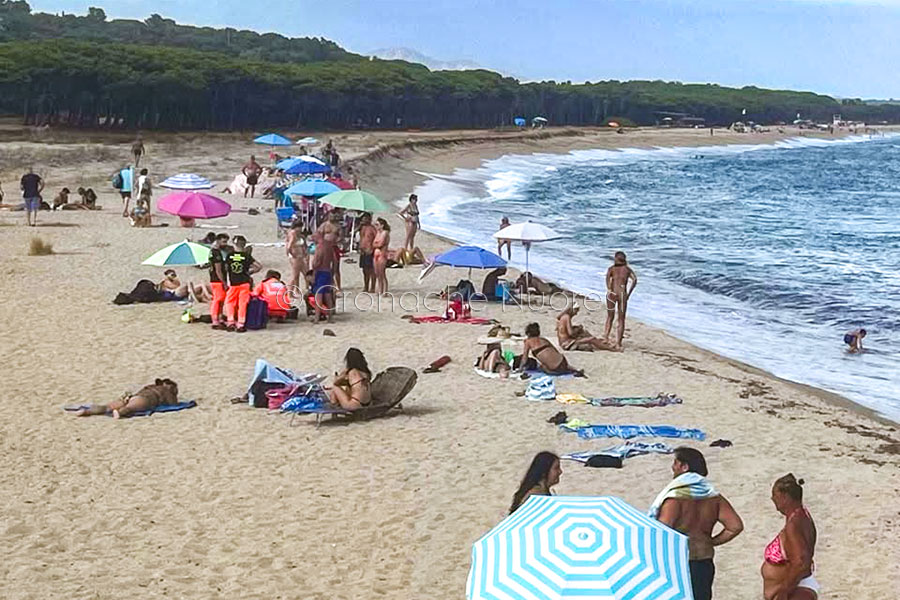 Orosei. Bagnante si sente male a Osala: un militare-eroe in licenza lo salva