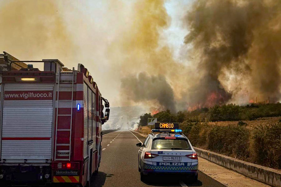 Incendio nelle campagne di Birori: chiusa al traffico la Statale 131