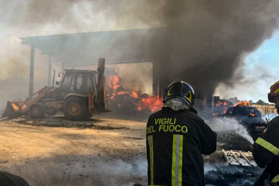 Incendio a Ottana. Le fiamme raggiungono un’azienda agricola, bruciate rotoballe e automezzi