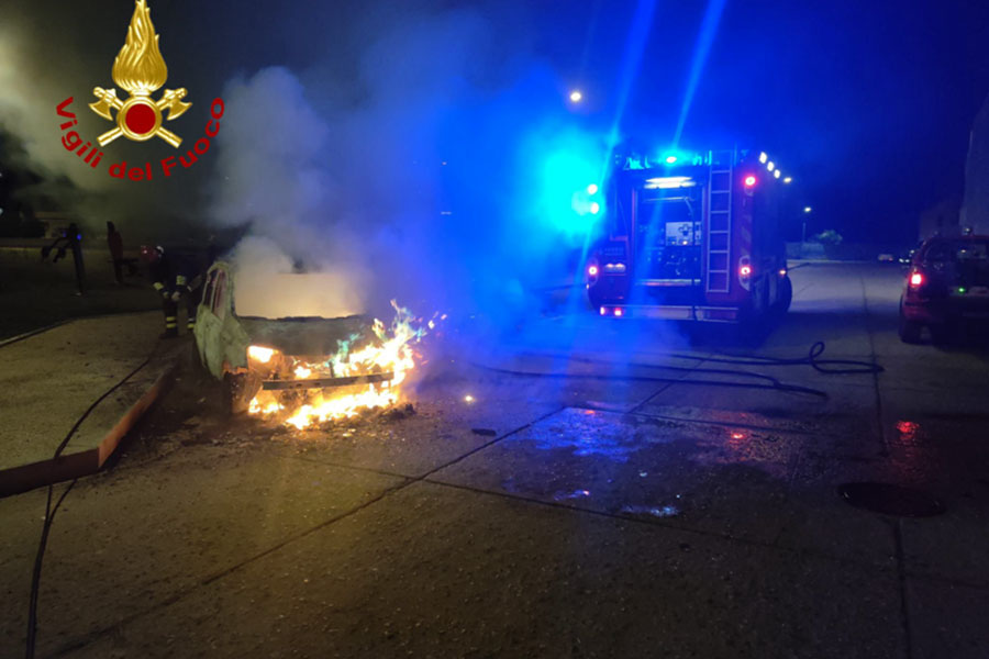 Attentato incendiario alla Caletta: tre auto date alle fiamme