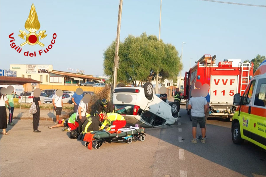 Violento scontro tra auto, una si ribalta: cinque feriti