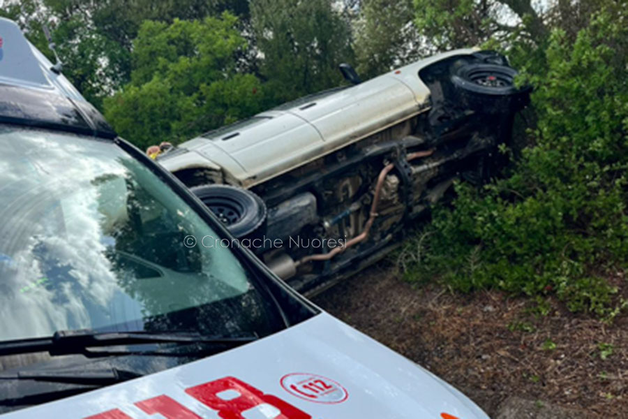 Pick up perde aderenza urta un’auto e si ribalta: tre feriti