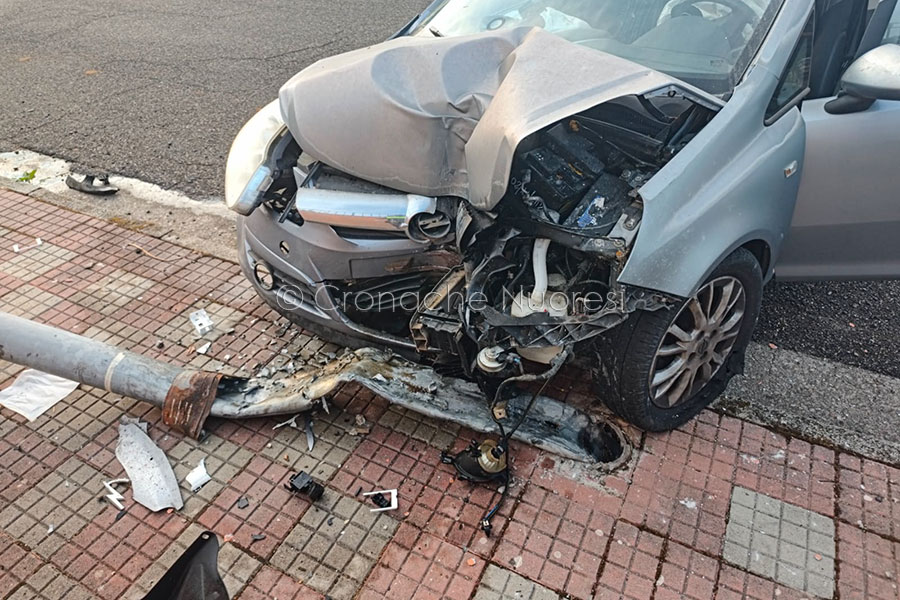 Nuoro. Perde il controllo dell’auto e si schianta contro un palo: 38enne in codice rosso