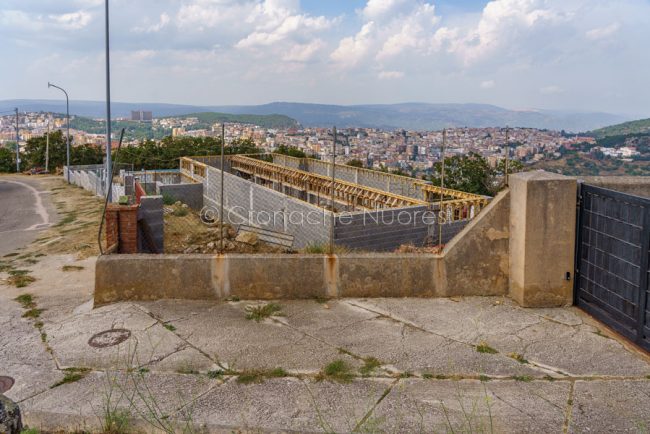 La costruzione a ridosso del Monastero (foto S.Novellu)