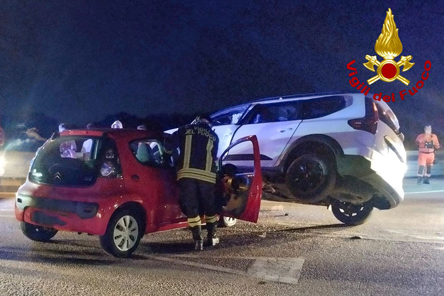 Pauroso scontro frontale a Budoni: monovolume “salta” sull’utilitaria