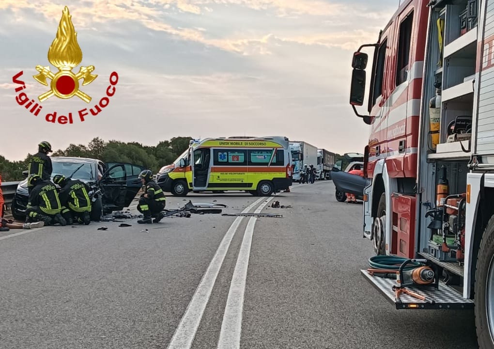 Quattro feriti in un gravissimo scontro frontale tra due auto: tre sono gravi