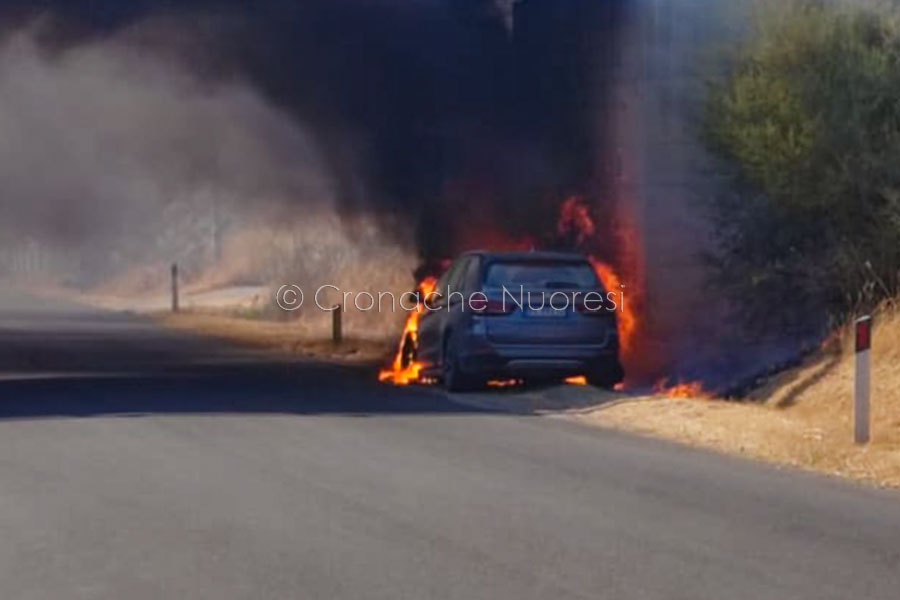 Oliena. L’auto prende fuoco durante la marcia: conducente salvo per miracolo – VIDEO