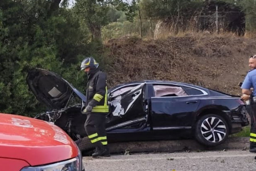 Auto si ribalta: tra i quattro feriti anche due bambini