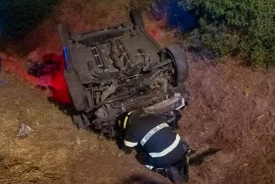 L'auto ribaltata fuori strada