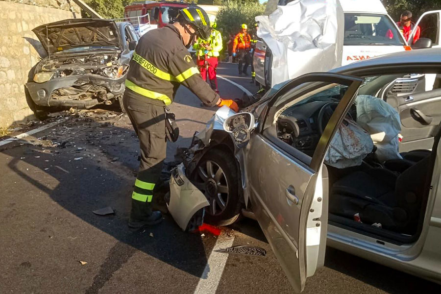 Violento scontro frontale tra un pick-up e un’autovettura: due feriti in ospedale
