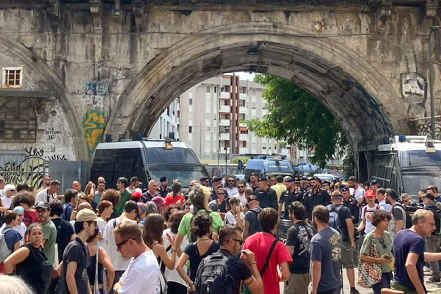Blitz d’agosto al Leoncavallo: sgomberato il centro sociale, la destra esulta