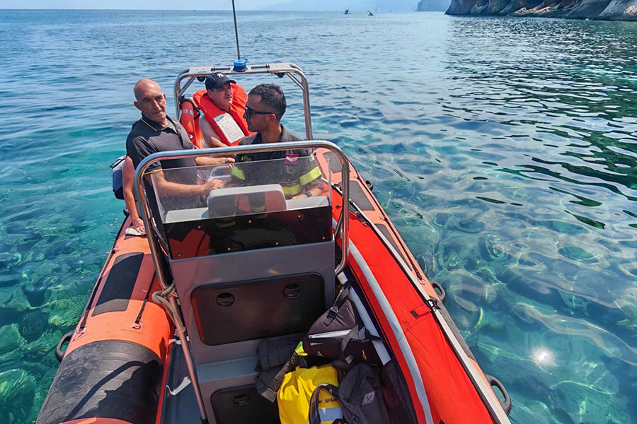 Cala Gonone. Diportista in difficoltà a Cala Santoru salvato dai vigili del fuoco