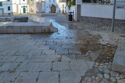 Perdita d'acqua in piazza Satta