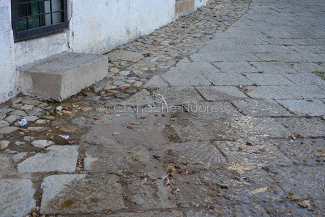 Perdita d'acqua in piazza Satta