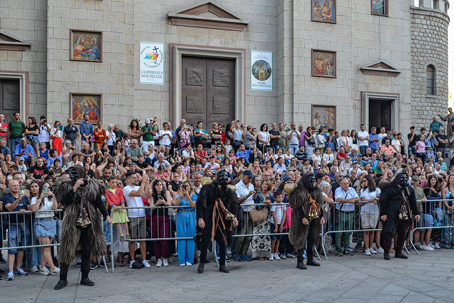 Nuoro. Redentore portavoce di pace: le maschere si esibiscono sotto le bandiere palestinesi