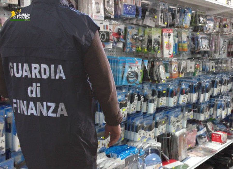 Bigiotteria e vestiti fuori norma. Blitz della Gdf: multe fino a 25mila euro