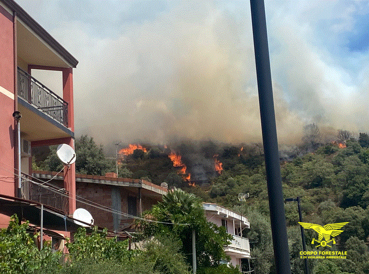 Paura a Seulo: il fuoco lambisce le abitazioni, 30 persone evacuate