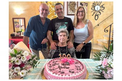 Tia Tottoia Trogu con i figli Renzo, Marcello e Rina