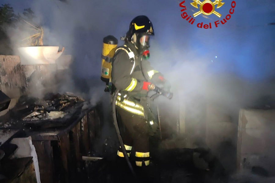 Discoteca nel mirino degli incendiari: in fiamme una veranda del locale