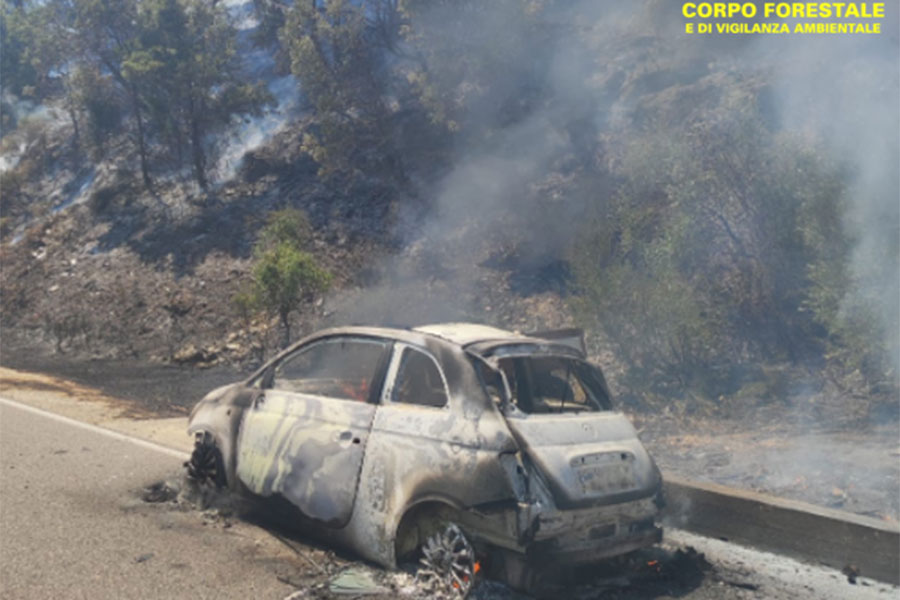 Belvì. Auto prende fuoco e innesca un incendio nelle campagne