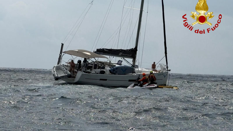 Barca a vela si incaglia a Porto Ottiolu: diportisti tratti in salvo dai Vigili del Fuoco