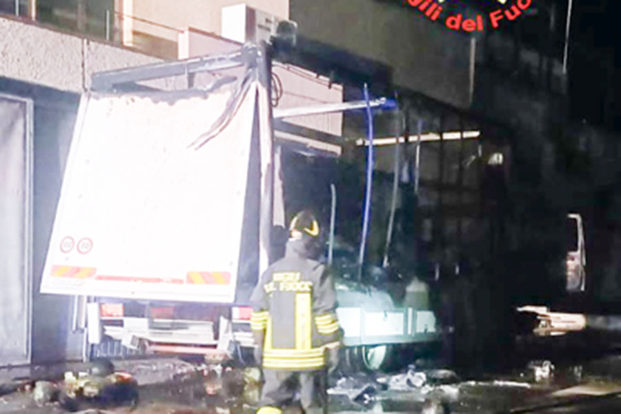 Attentato incendiario  ai danni di un fruttivendolo: distrutto un camion
