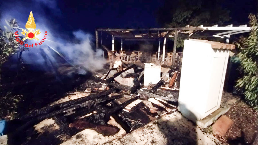 Fiamme nella notte a Orosei: distrutto un chiosco sulla SS125