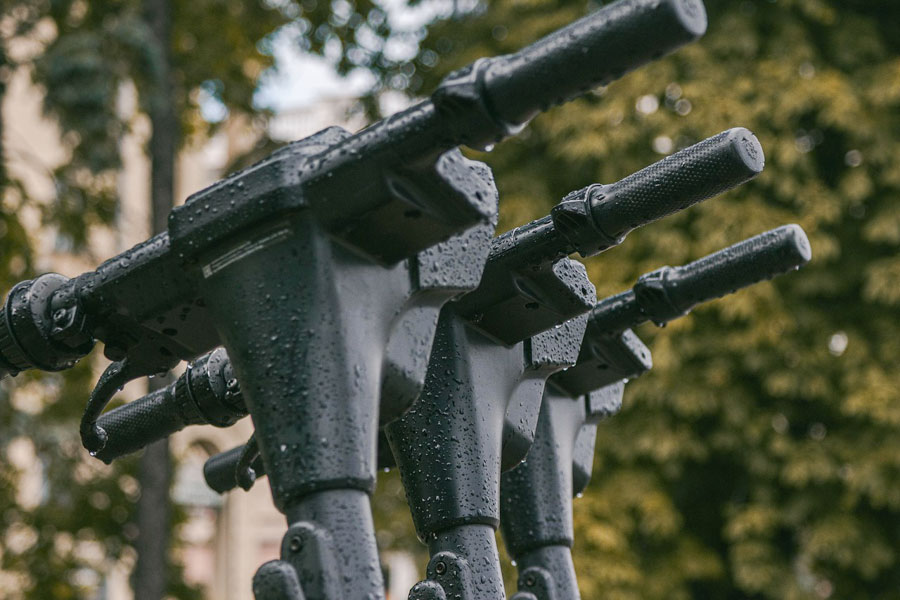 Si schianta con il monopattino contro un’auto: grave 14enne